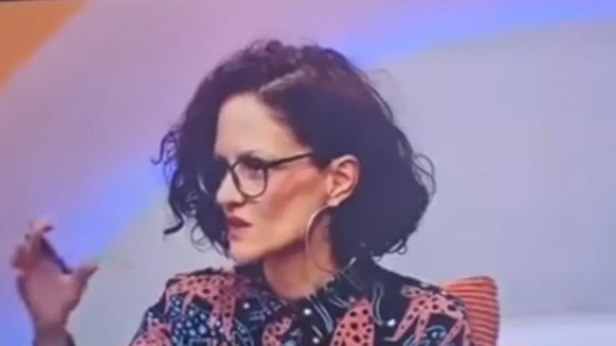 VODITELJKI OVO IZLETELO IZ USTA USRED EMISIJE! Gost u šoku, evo kako je odreagovao, snimak ne prestaje da se širi (VIDEO)