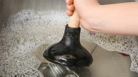 TRIKOVI KOJI ĆE VAM POMOĆI DA REŠITE PROBLEM Ovo rade iskusni vodoinstalateri dok odpušavaju sudoperu 