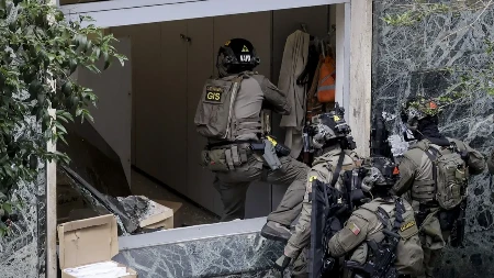 FILMSKA PLJAČKA BANKE U NAPULJU Lopovi nosili maske sa likovima glumaca, držali 25 talaca, pobegli kroz kanalizaciju!