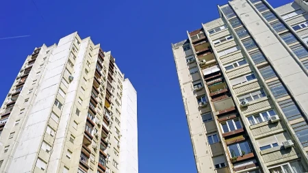 SKANDAL KOJI TRESE MREŽE! Komšija došao da se obračuna zbog dece, URLAO I PRAVIO HAOS – reakcije pljušte!