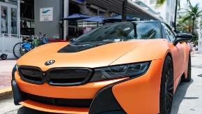 BMW, mercedes, sve jači od jačeg - konobarica kupila 10 luskuznih automobila u roku od 8 dana