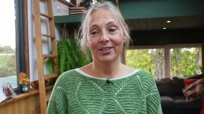 Uzela alat u ruke i krenula sama - tako je nikla njena kuća iz snova (VIDEO) 