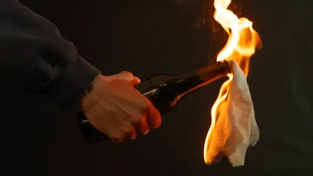 HAOS U RIPNJU, BAČEN MOLOTOVLJEV KOKTEL NA POGREBNU RADNJU Napadač razbio izlog pa usledio horor, ovo su detalji incidenta