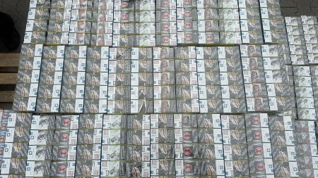 MEGAZAPLENA NA BEZDANU Umesto deklarisanog brašna carinci pronašli čak 19.960 paklica cigareta, evo gde su bile sakrivene (FOTO)