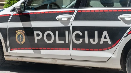 MOTOCIKLISTA PRETUKAO TAKSISTU I NJEGOVOG SINA Svađa u saobraćaju prerasla u horor, policija traga za nasilnikom