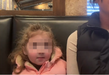 Pametna majka: Uči ćerku (2) zlata vrednu lekciju, imaće jednu brigu manje kada poraste