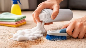 SIPAJTE PENU ZA BRIJANJE NA TEPIH I GLEDAJTE ČUDO! Fleke nestaju kao rukom odnesene!