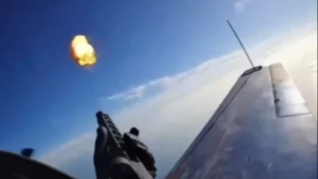 NAJLUĐI SNIMAK SA UKRAJINSKOG FRONTA Vojnici iz aviona obaraju ruske dronove puškom!