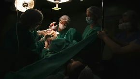 Jedenje placente posle porođaja: Trend bez dokaza i sa realnim rizicima