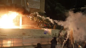 MOLOTOVLJEVIM KOKTELIMA NA VLADU ALBANIJE Nasilni protesti u Tirani, povređen policajac