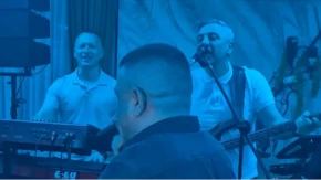 NIJE AI - HIT SNIMAK IZ ODŽAKA Baja Mali Knindža peva, a na bas gitari...