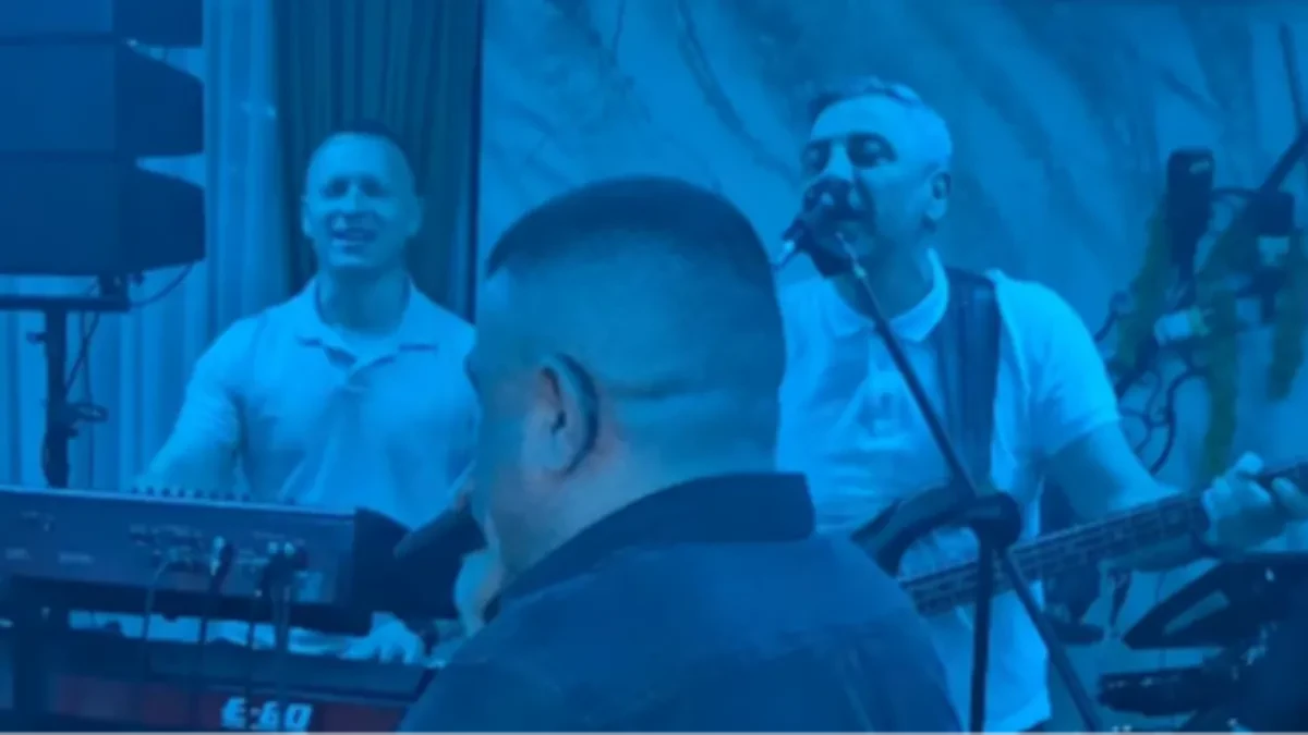 NIJE AI - HIT SNIMAK IZ ODŽAKA Baja Mali Knindža peva, a na bas gitari...