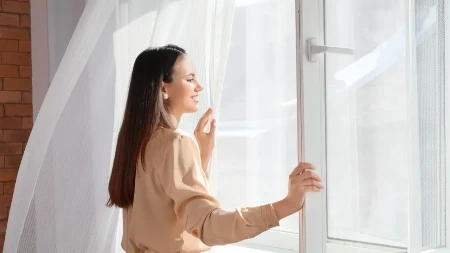 Zavese će biti bele kao u skupom hotelu: Ne treba vam izbeljivač, ovaj trik je čudo!