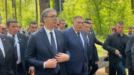 VUČIĆ U DONJOJ GRADINI Predsednik sa delegacijom položio vence žrtvama Jasenovca