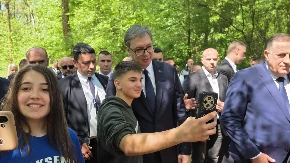 MLADI UZ VUČIĆA Prilaze predsedniku Srbije uz obavezno slikanje (FOTO)