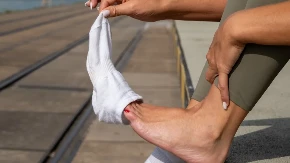 DA LI TRAGOVI NA NOGAMA NAKON SKIDANJA ČARAPA TREBA DA VAS ZABRINU? Evo šta kažu lekari