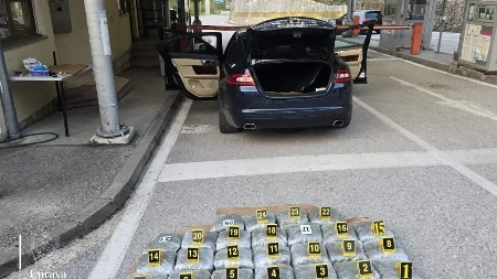 PAO SA 25 KILOGRAMA MARIHUANE NA GRANICI Droga bila sakrivena u „jaguaru“