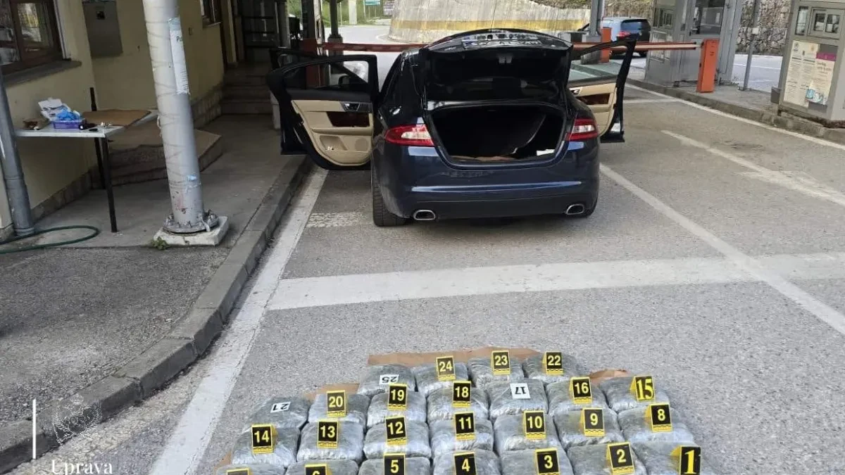 PAO SA 25 KILOGRAMA MARIHUANE NA GRANICI Droga bila sakrivena u „jaguaru“