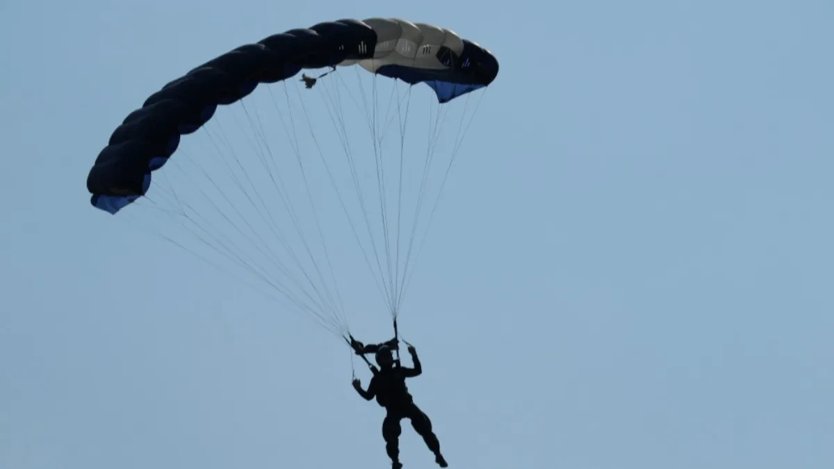 DRAMA NA STADIONU Padobranac se "zakucao" u ogromni semafor - ljudi trljali oči u neverici (VIDEO)