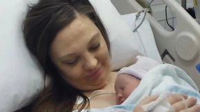 „NIKADA NEĆEŠ BITI MAJKA“ – a onda je rodila devojčicu i šokirala svet (VIDEO)