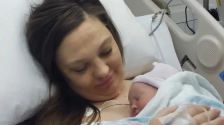 „NIKADA NEĆEŠ BITI MAJKA“ – a onda je rodila devojčicu i šokirala svet (VIDEO)