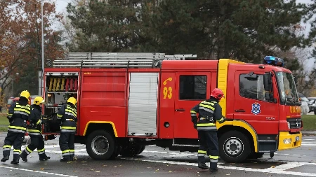 POŽAR U STANU NA DOBRINJI Vatra izbila u potkrovlju zgrade, vatrogasci na terenu