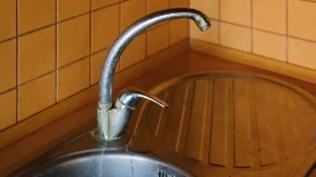 Za 125 dinara skinete sve još vam ostane smese za celu godinu: Evo kako očistiti kamenac sa sudopere