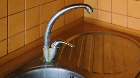 Za 125 dinara skinete sve još vam ostane smese za celu godinu: Evo kako očistiti kamenac sa sudopere