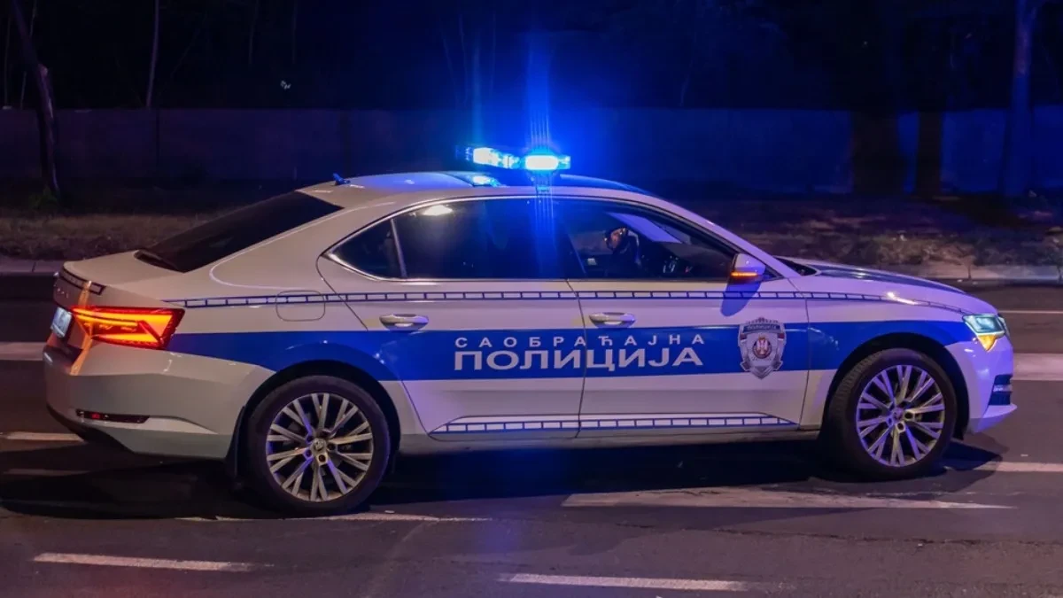 PIJAN BEŽAO OD POLICIJE, PROLAZIO I NA CRVENO NA SEMAFORU Vozač (34) napravio haos po Kragujevcu