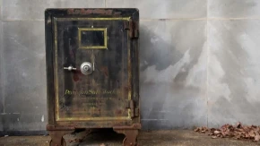 OTKLJUČALI STARI SEF TOKOM RENOVIRANJA Kad su videli šta je unutra - umalo se SRUŠILI OD ŠOKA