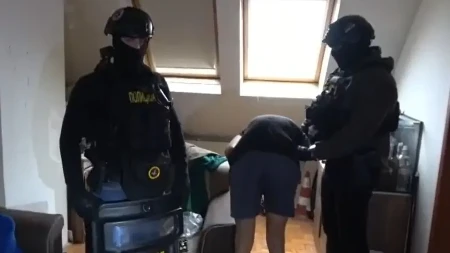 UHAPŠEN BOMBAŠ IZ ZEMUNA! Specijalci mu upali u stan dok je bio u krevetu, pogledajte munjevitu akcija (VIDEO)