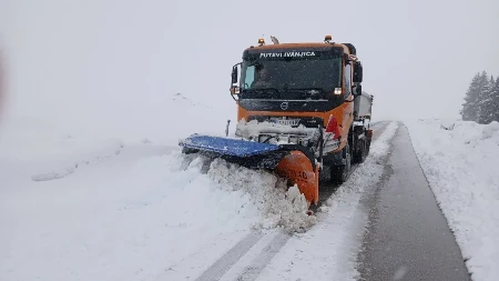 U JEDNOM DALU PALO JE 40CM SNEGA Zavejani delovi Srbije, nanosi su preko dva metra