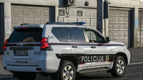 ZAPALILI VOZILA U DVORIŠTU ŠKOLE, IZGORELO SEDAM AUTOMOBILA Uhapšeni osumnjičeni u Mostaru