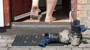 OBUĆU NIKAD NE OSTAVLJAJTE OVAKO Mnogi rade isto, a ne znaju da unose nesreću i bolest u kuću