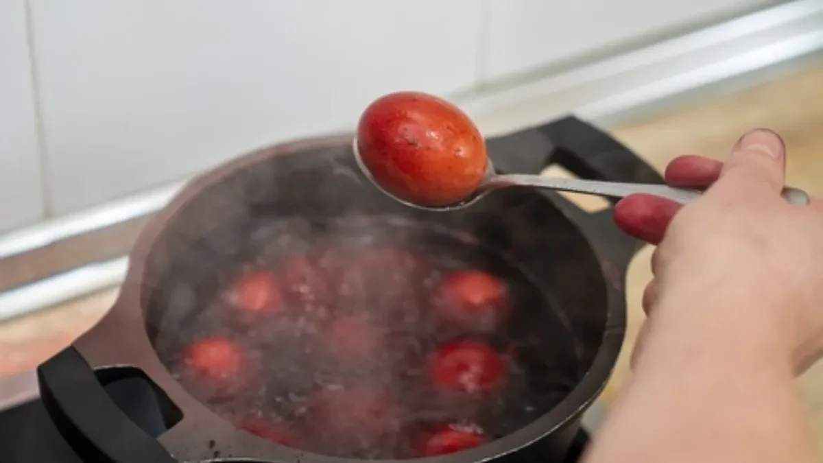 Ne stavljajte sirće u vodu za jaja: Uz 1 kašiku ovoga ljuska neće pući, a boja će biti duplo jača