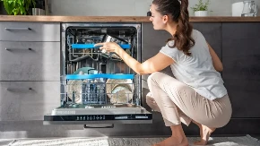 DVA SASTOJKA OD 100 DINARA REŠAVAJU PROBLEM Rešite se kamenca u mašini za sudove na prirodan način