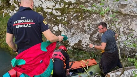 Drama na raftingu: Žena skakala sa stene pa povredila glavu, izvlačili je vatrogasci-spasioci a potom helikopterom prevezena u bolnicu