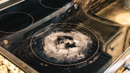 JEDNOSTAVAN TRIK ZA UKLANJANJE NEČISTOĆA Očistite mrlje sa ravne ploče na šporetu brzo i lako 