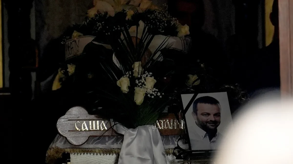 POTRESNE SCENE NA NOVOM GROBLJU Pevač ispraćen na večni počinak! 