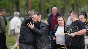 SLOMLJEN OD BOLA Brat Rade Manojlović ne prestaje da jeca i plače pred svima na sahrani (FOTO)