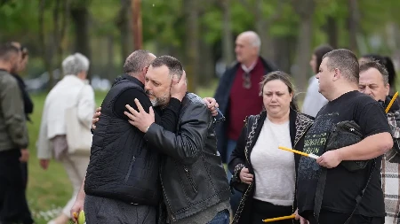 SLOMLJEN OD BOLA Brat Rade Manojlović ne prestaje da jeca i plače pred svima na sahrani (FOTO)