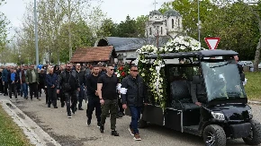 SCENE KOJE LOME SRCE Udovica jedva hoda držeći decu za ruke, otac pokojnog Saše jeca na njegovom grobu! (FOTO)