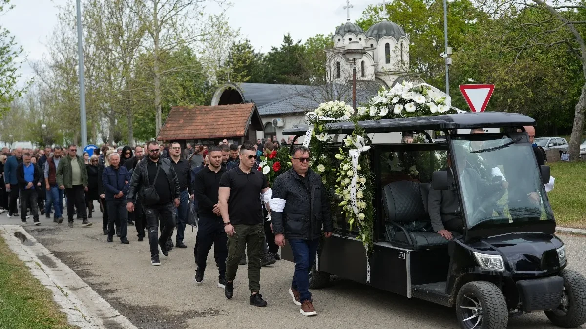 SCENE KOJE LOME SRCE Udovica jedva hoda držeći decu za ruke, otac pokojnog Saše jeca na njegovom grobu! (FOTO)