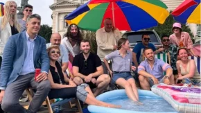 "MISLITE DA SMO ZABORAVILI ŠTA STE RADILI" Aleksićev pulen raspalio paljbu, na meti "elita" što brčka nogice dok cela Srbija tuguje (FOTO)