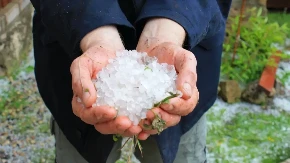 TUKAO GRAD VELIČINE LOPTICE ZA GOLF! Jak grad obeleo Bihać (VIDEO)