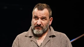 NENAD JEZDIĆ HITNO PREKINUO PREDSTAVU Odbrusio muškarcu iz publike: "Skloni to iz ruke"