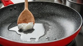 ODVODI NE PODNOSE MASNOĆU Evo šta treba uraditi sa njom umesto što je sipate u sudoperu