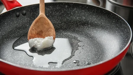 ODVODI NE PODNOSE MASNOĆU Evo šta treba uraditi sa njom umesto što je sipate u sudoperu