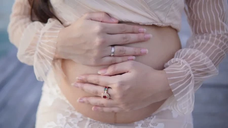 Šta kada prsten postane „tesan“? Zašto prsti otiču u trudnoći i kada je vreme da skinete prstenje