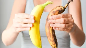 Banane vam brzo crne? Ovaj trik im čuva žutu boju do 14 dana!